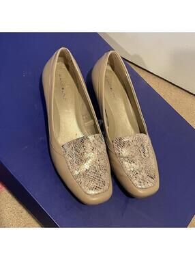 bandolino cream snakeskin loafers Size US 8.5
